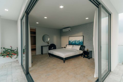 Chalet de 5 dormitorios en Kamala, Tailandia № 166281 - foto 4