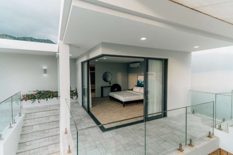 Chalet de 5 dormitorios en Kamala, Tailandia № 166281 - foto 3