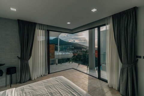Chalet de 5 dormitorios en Kamala, Tailandia № 166281 - foto 8