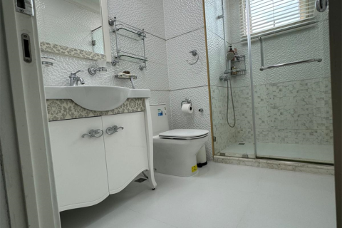 Condo in Bangkok, Thailand, 4 bedrooms № 186604 - photo 4