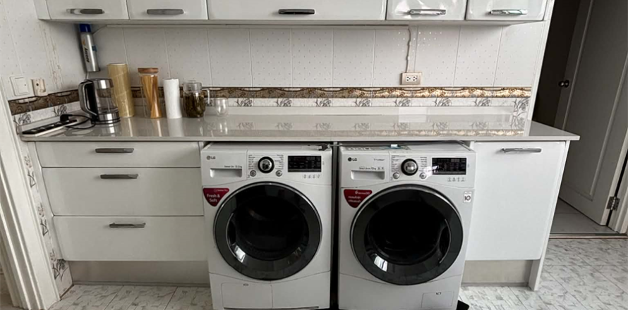 Condo in Bangkok, Thailand, 4 bedrooms № 186604