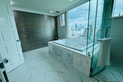 Condo in Bangkok, Thailand, 4 bedrooms № 186604 - photo 8