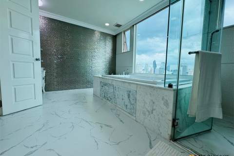 Condo in Bangkok, Thailand, 4 bedrooms № 186604 - photo 2