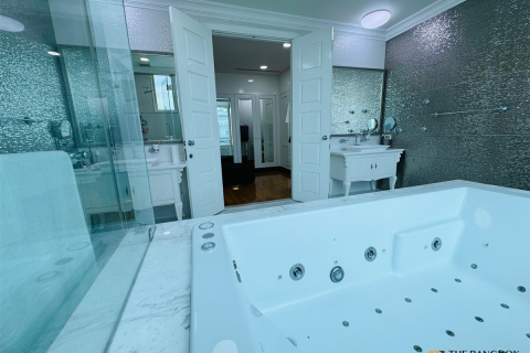 Condo in Bangkok, Thailand, 4 bedrooms № 186604 - photo 9