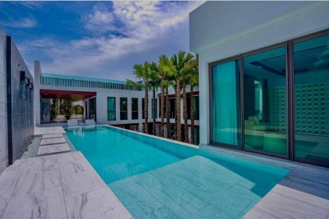 Chalet de 7 dormitorios en Pattaya, Tailandia № 133871 - foto 3