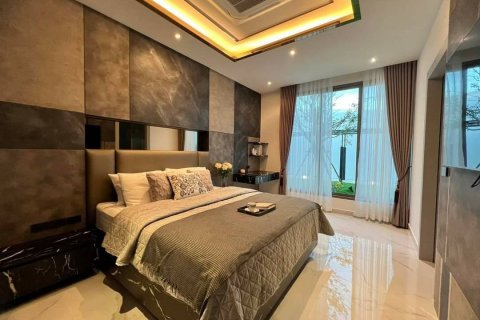 Chalet de 7 dormitorios en Pattaya, Tailandia № 133871 - foto 9