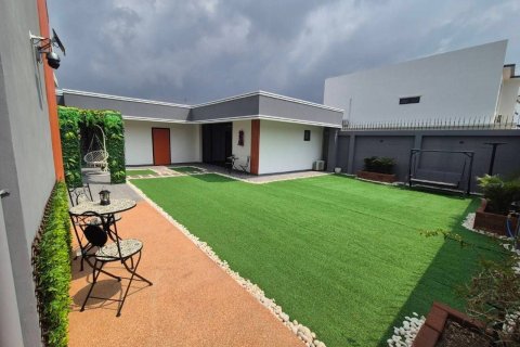 Casa de 6 dormitorios en Pattaya, Tailandia № 150259 - foto 17
