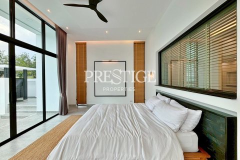 Casa de 4 dormitorios en Pattaya, Tailandia № 209921 - foto 13