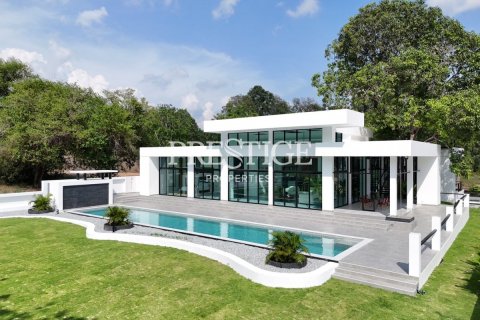 Casa de 4 dormitorios en Pattaya, Tailandia № 209921