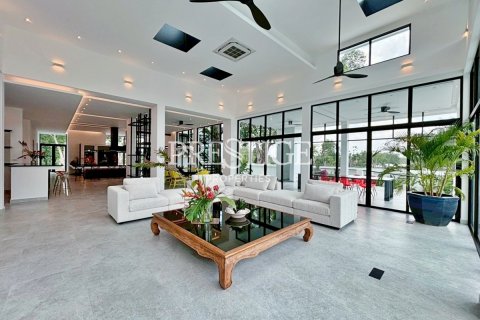 Casa de 4 dormitorios en Pattaya, Tailandia № 209921 - foto 3