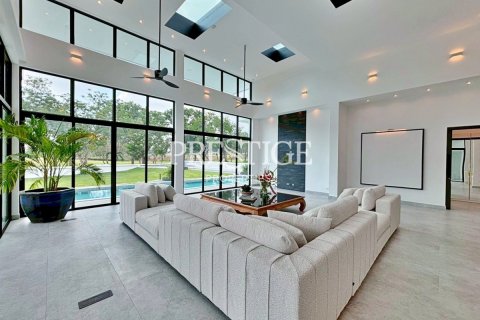 Casa de 4 dormitorios en Pattaya, Tailandia № 209922 - foto 4