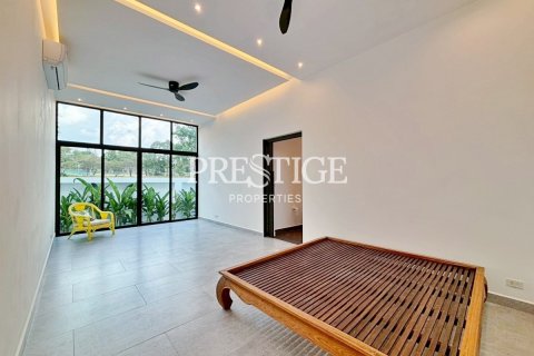 Casa de 4 dormitorios en Pattaya, Tailandia № 209922 - foto 15