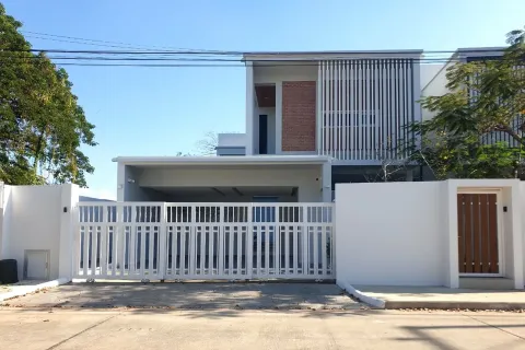 Haus in Chiang Mai, Thailand 4 Schlafzimmer № 162777