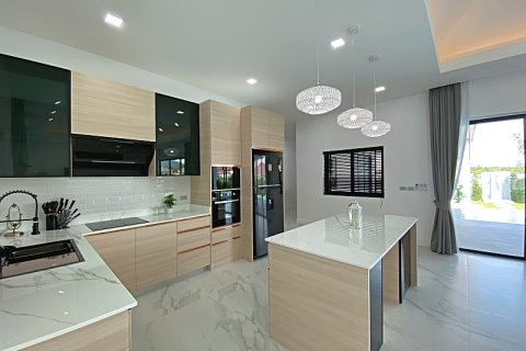 Chalet de 4 dormitorios en Hua Hin, Tailandia № 168363 - foto 15