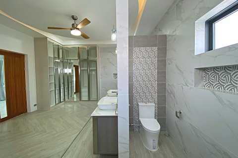 Chalet de 4 dormitorios en Hua Hin, Tailandia № 168363 - foto 27