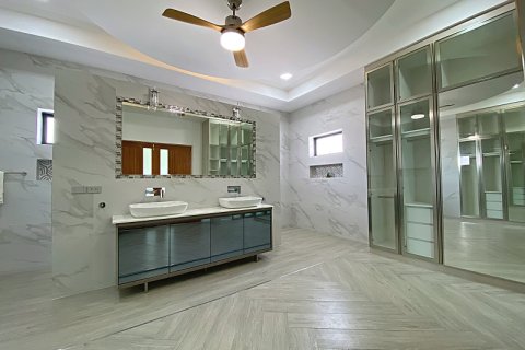 Chalet de 4 dormitorios en Hua Hin, Tailandia № 168363 - foto 25