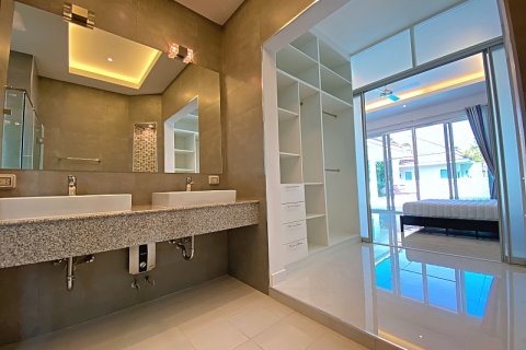 Chalet de 3 dormitorios en Hua Hin, Tailandia № 168395 - foto 22