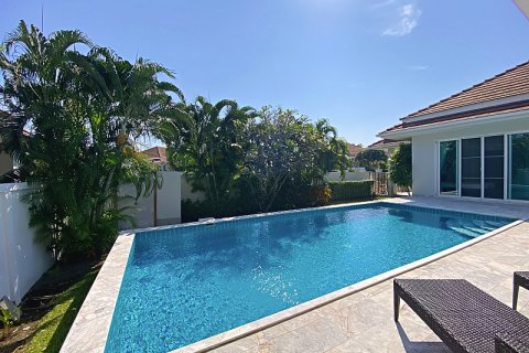 Chalet de 3 dormitorios en Hua Hin, Tailandia № 168395 - foto 3