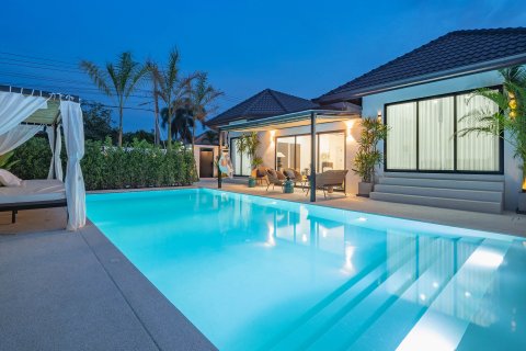 Chalet de 5 dormitorios en Pattaya, Tailandia № 134758 - foto 2