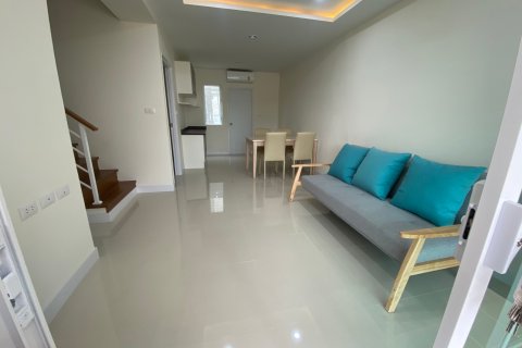 Casa de 4 dormitorios en Pattaya, Tailandia № 205375 - foto 4