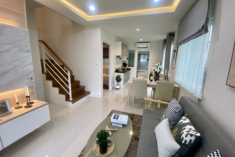 Casa de 4 dormitorios en Pattaya, Tailandia № 205375 - foto 17