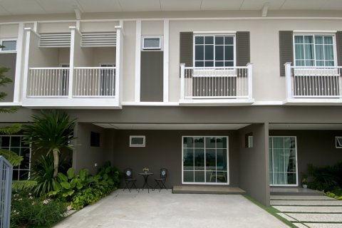 Casa de 4 dormitorios en Pattaya, Tailandia № 205375 - foto 3
