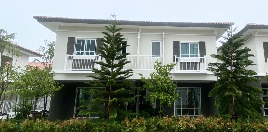 Casa de 4 dormitorios en Pattaya, Tailandia № 205375