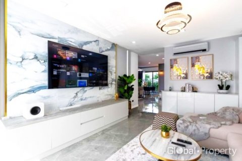Casa de 5 dormitorios en Pattaya, Tailandia № 120160 - foto 11