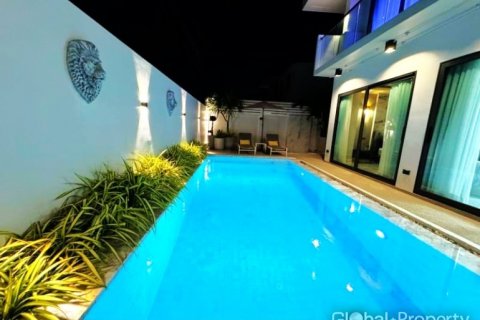 Casa de 5 dormitorios en Pattaya, Tailandia № 120160 - foto 18
