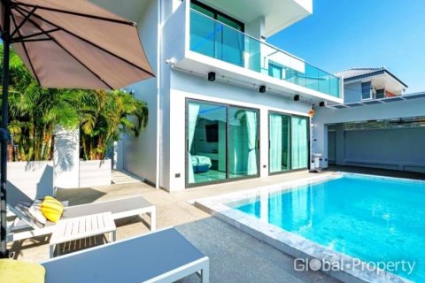 Casa de 5 dormitorios en Pattaya, Tailandia № 120160