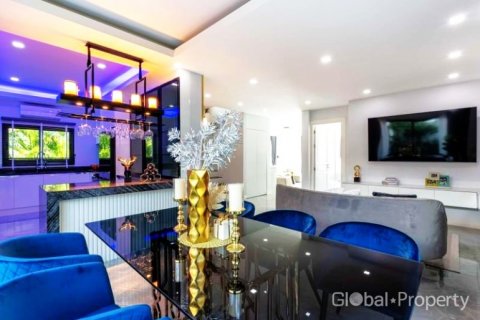 Casa de 5 dormitorios en Pattaya, Tailandia № 120160 - foto 6