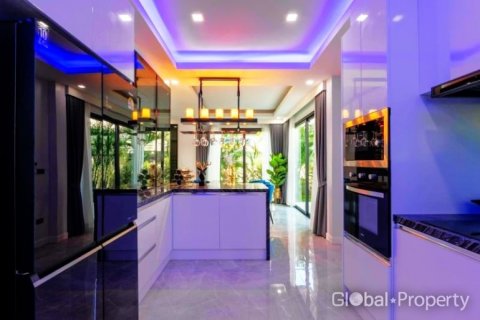 Casa de 5 dormitorios en Pattaya, Tailandia № 120160 - foto 7