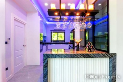 Casa de 5 dormitorios en Pattaya, Tailandia № 120160 - foto 8