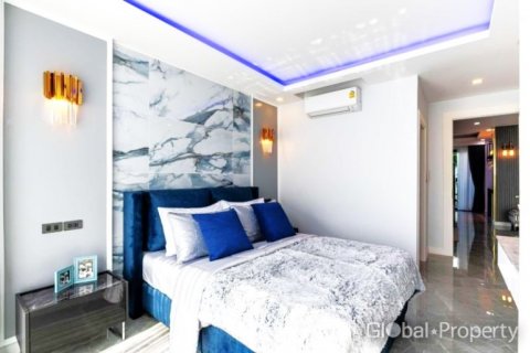 Casa de 5 dormitorios en Pattaya, Tailandia № 120160 - foto 13