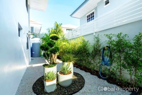 Casa de 5 dormitorios en Pattaya, Tailandia № 120160 - foto 3