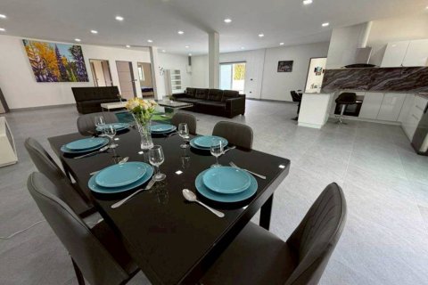 House in Pattaya, Thailand 5 bedrooms № 162424 - photo 4
