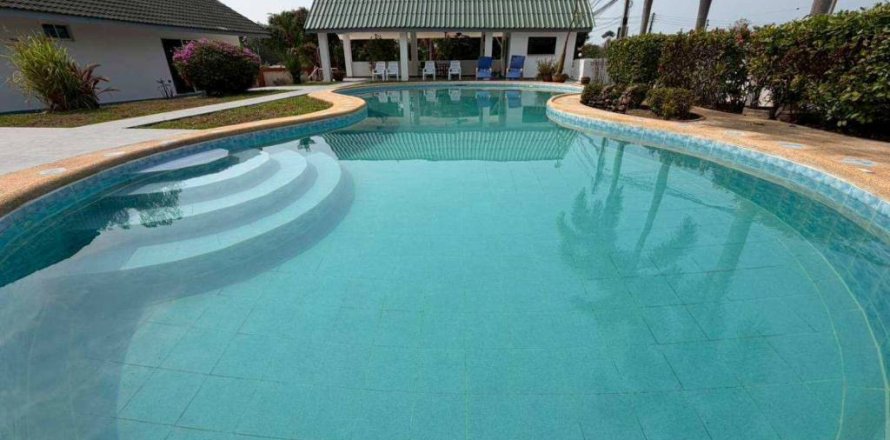 House in Pattaya, Thailand 5 bedrooms № 162424
