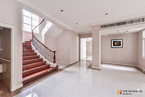 House in Bangkok, Thailand 6 bedrooms № 189111