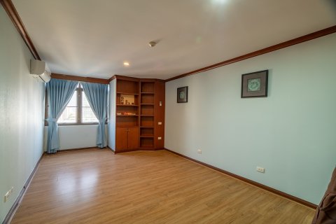 Condo in Watthana, Bangkok, Thailand, 3 bedrooms  № 161123 - photo 9