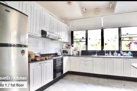 Casa de 4 dormitorios en Bangkok, Tailandia № 157524 - foto 20