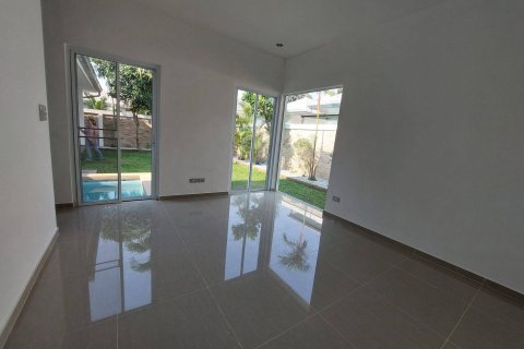 Chalet de 3 dormitorios en Pattaya, Tailandia № 163994 - foto 8