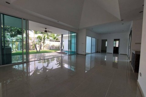 Chalet de 3 dormitorios en Pattaya, Tailandia № 163994 - foto 13
