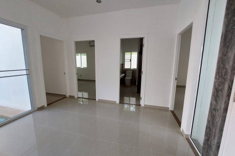 Chalet de 3 dormitorios en Pattaya, Tailandia № 163994 - foto 11