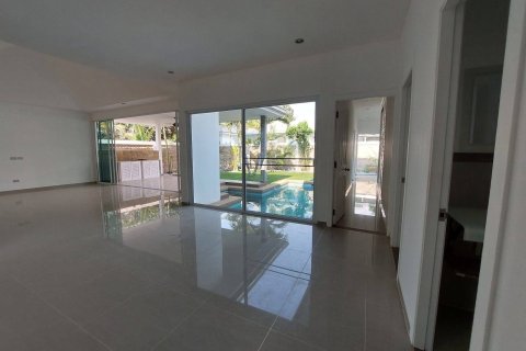 Chalet de 3 dormitorios en Pattaya, Tailandia № 163994 - foto 7