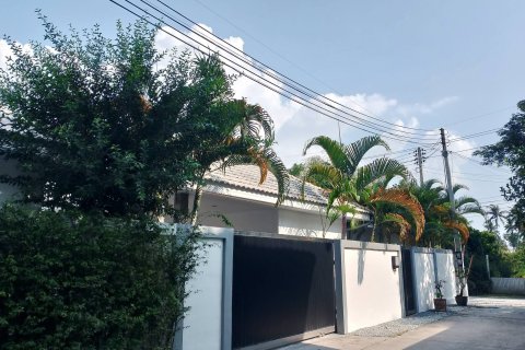 Chalet de 3 dormitorios en Pattaya, Tailandia № 163994 - foto 4