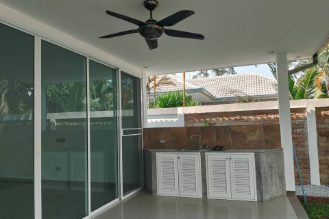 Chalet de 3 dormitorios en Pattaya, Tailandia № 163994 - foto 16