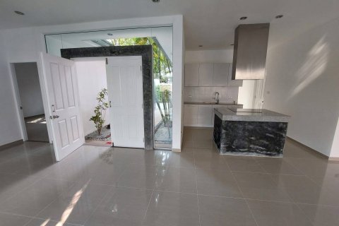 Chalet de 3 dormitorios en Pattaya, Tailandia № 163994 - foto 9