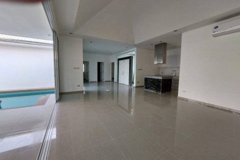 Chalet de 3 dormitorios en Pattaya, Tailandia № 163994 - foto 12