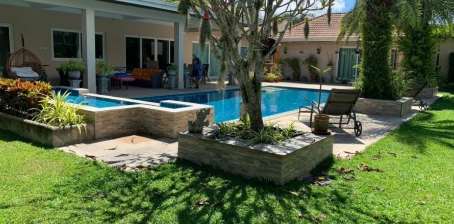 Chalet de 5 dormitorios en Pattaya, Tailandia № 117353
