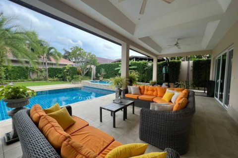 Chalet de 5 dormitorios en Pattaya, Tailandia № 117353 - foto 10